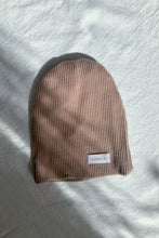 Load image into Gallery viewer, Ribbed Beanie / truffle